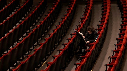 Olga Neuwirth på plats i Stockholms konserthus för att delta i repetitionerna av hennes verk inför Tonsättarveckan.