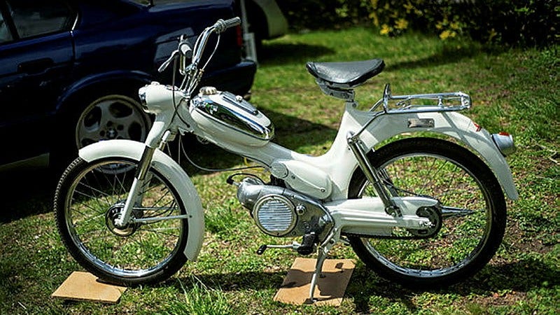 Kungens moped, en vit Puch Florida från 1962, var med under mopedrallyt i Hässelby 2019.