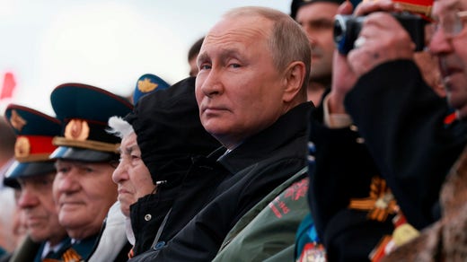 Il presidente Vladimir Putin sulla Piazza Rossa di Mosca per assistere alla grande parata militare del Giorno della Vittoria, il 9 maggio.