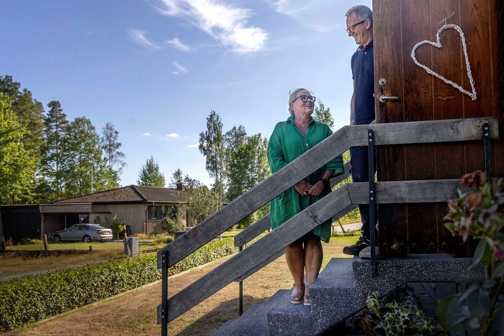 ”Jag som jobbar och bor på landet… Vi har råd. Det är inte vi som kommer i kläm. Det är frustrerande att ingen kan säga: Det är inte synd om mig. Det är andra det är synd om”, säger Ronny Erlandsson och hans fru Lena Erlandsson håller med.