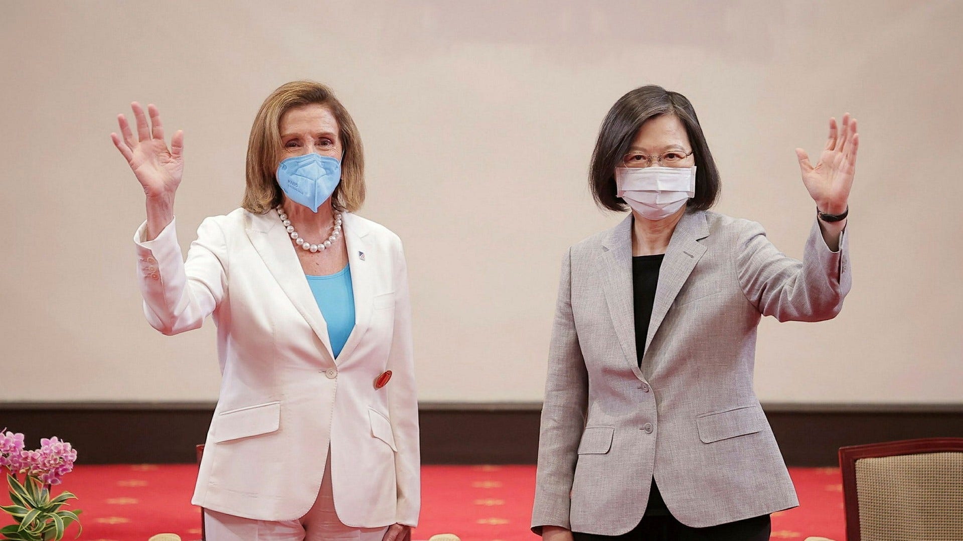 Taiwans president Tsai Ing-wen, till höger, tar emot det amerikanska representanthusets talman Nancy Pelosi i presidentpalatset i Taipei den 3 augusti i fjol. Besöket har lett till en rad av inofficiella besök från andra andra länder.