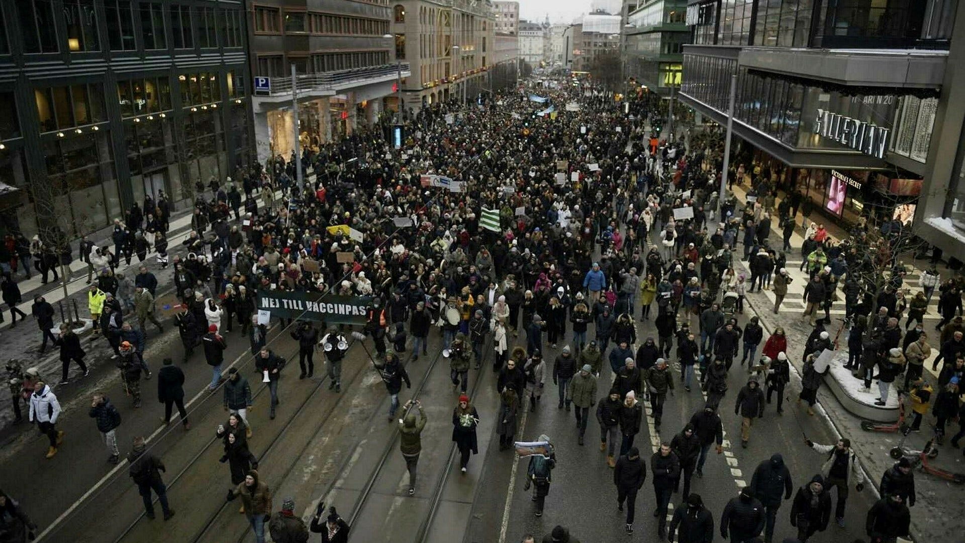 Demonstranterna rör sig från Norrmalmstorg mot Sergels torg i centrala Stockholm.