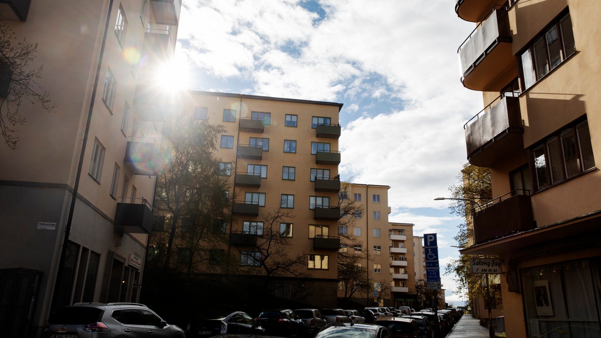 Som förälder bör man tidigt börja prata om bostadsmarknaden med sitt barn, menar boendeekonomen Claudia Wörmann.