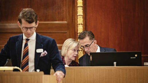 Aslan Akbas samråder med Anneli Rhedin, Moderaterna, som varit fullmäktiges ordförande de senaste åren och i dag är förste vice ordförande. I talarstolen: Liberalernas Axel Darvik.