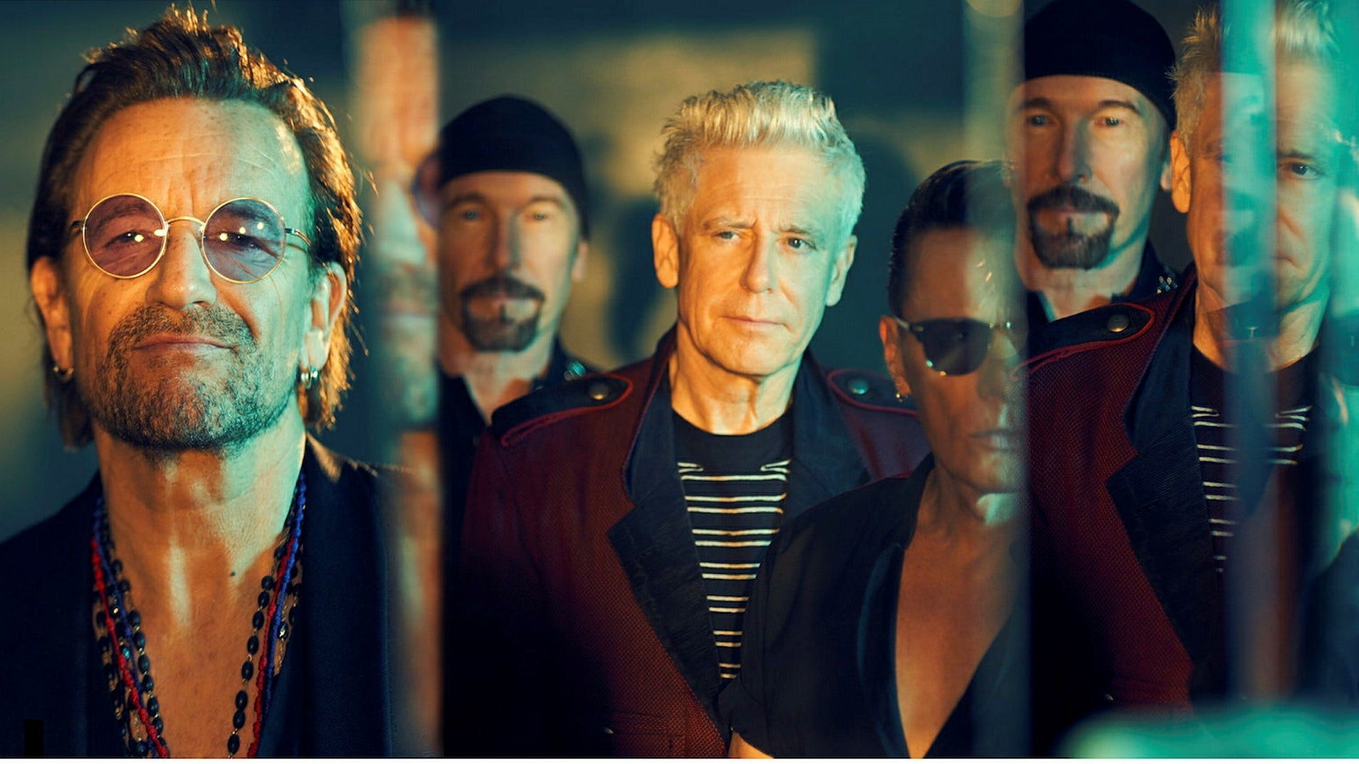 U2 lämnar tillfälligt arenarocken och tolkar sig själva i fyrtio avskalade versioner av gamla låter.