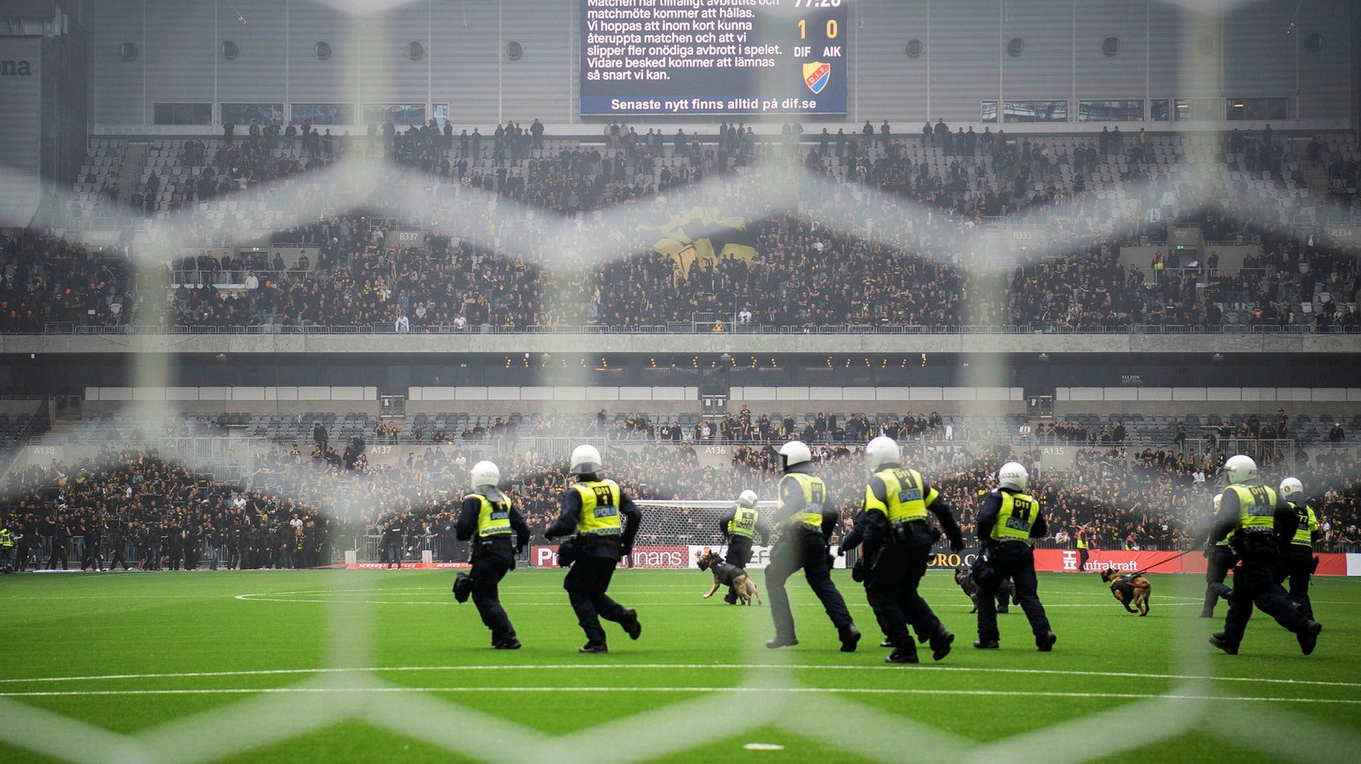 Polis stormar planen på Tele2 arena i Stockholm den 28 maj för att förhindra att supportrar från AIK:s klack att komma ut på planen. Nu måste de stora sponsorerna sätta ner foten och införa nolltolerans mot supporterskandaler, anser insändarskribenten.