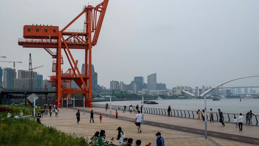 Pandemin bröt ut i Wuhan som ganska snart stängde ner hela staden. Invånarna var isolerade i sina hem i 56 dagar. Därefter följde flera andra städer i världen efter och genomförde mer eller mindre hårda lockdowns. Bilden är tagen strax efter att restriktionerna i Wuhan hade släppts.