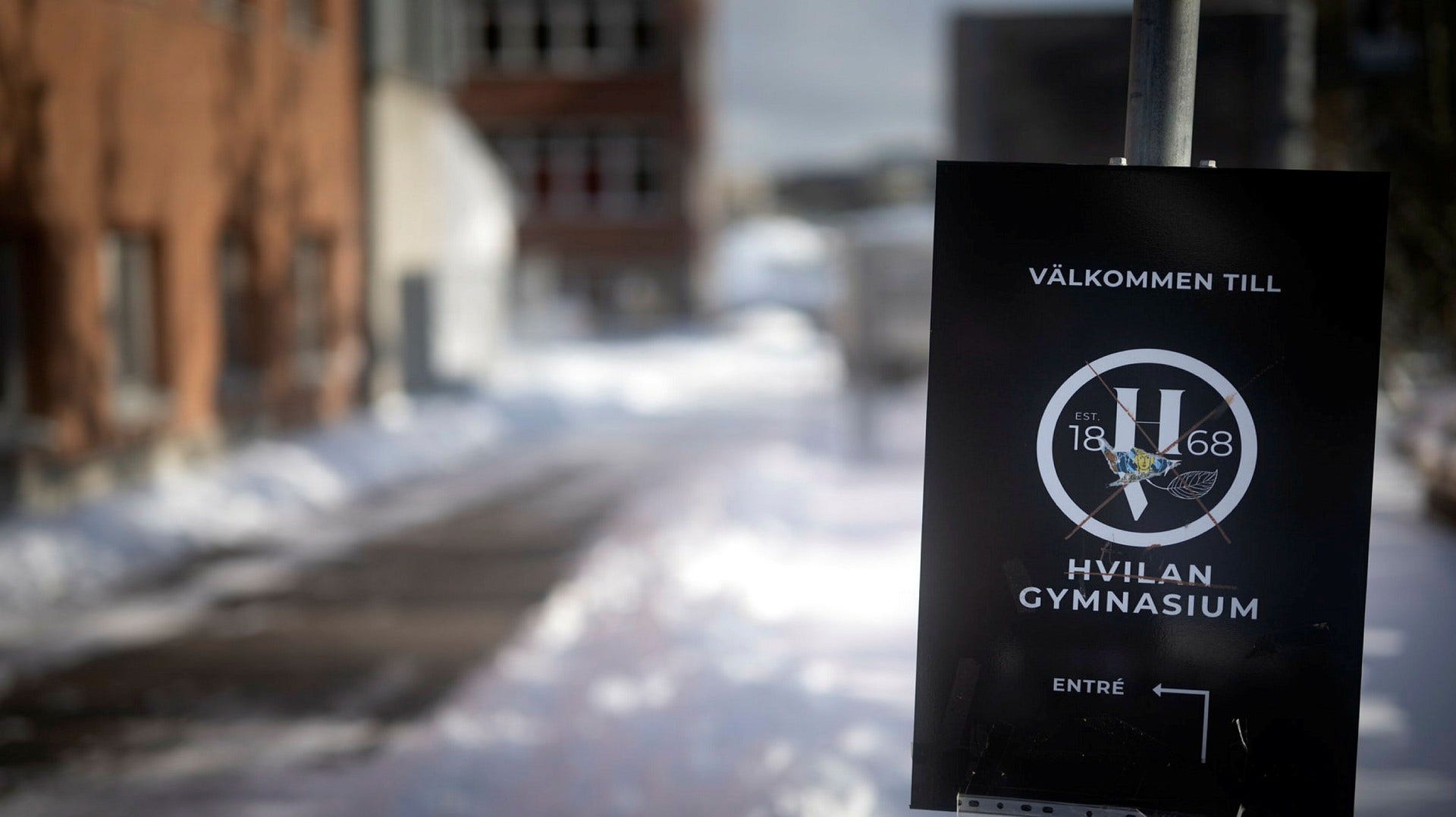 Flera lärare DN talat med vittnar om hur skolans rektor kopplat antalet underkända elever till lärarnas löner.