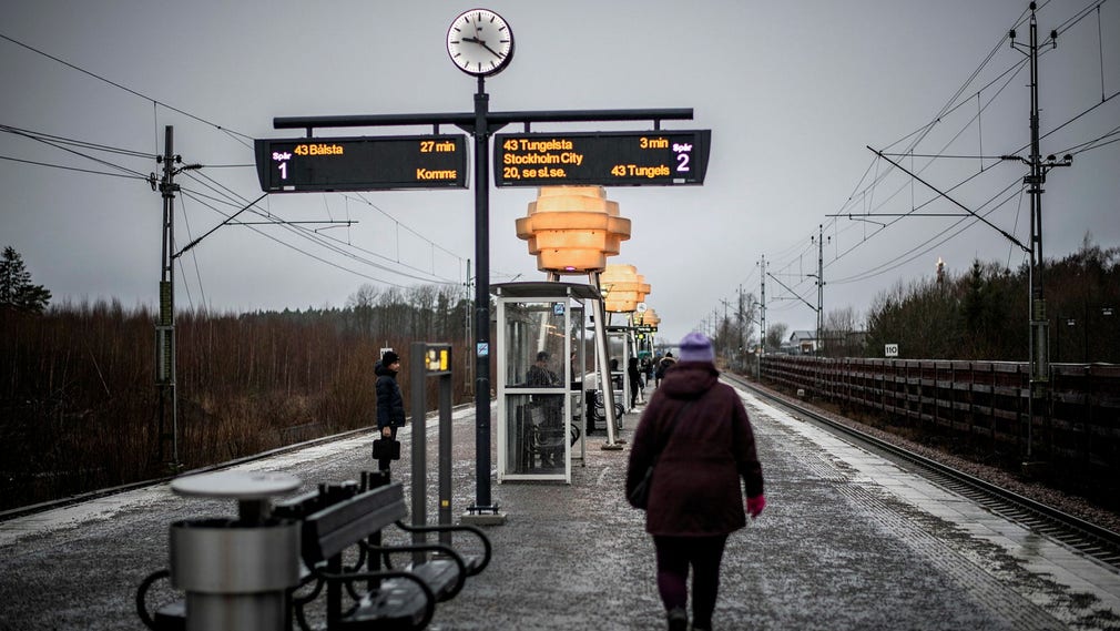 Pendeltågsstationen i Upplands Bro norr om Stockholm. Insändarskribenten menar att det rödgröna styret i Region Stockholm sviker både resenärerna och personalen.
