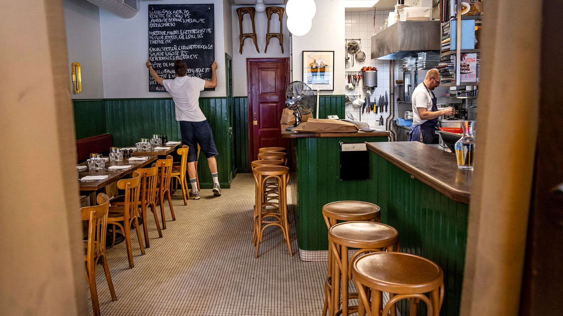 Krögarna har lyckats med konststycket att få till den klassiska Parisbistro-känslan.