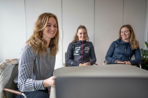 ”Det är ett helt lag som har lyft sig. Det känns unikt”, säger veteranen Mona Brorsson, längst till vänster, om resan mot toppen. Framför dataskärmen även Hanna och Elvira Öberg. På skärmen Linn Persson.