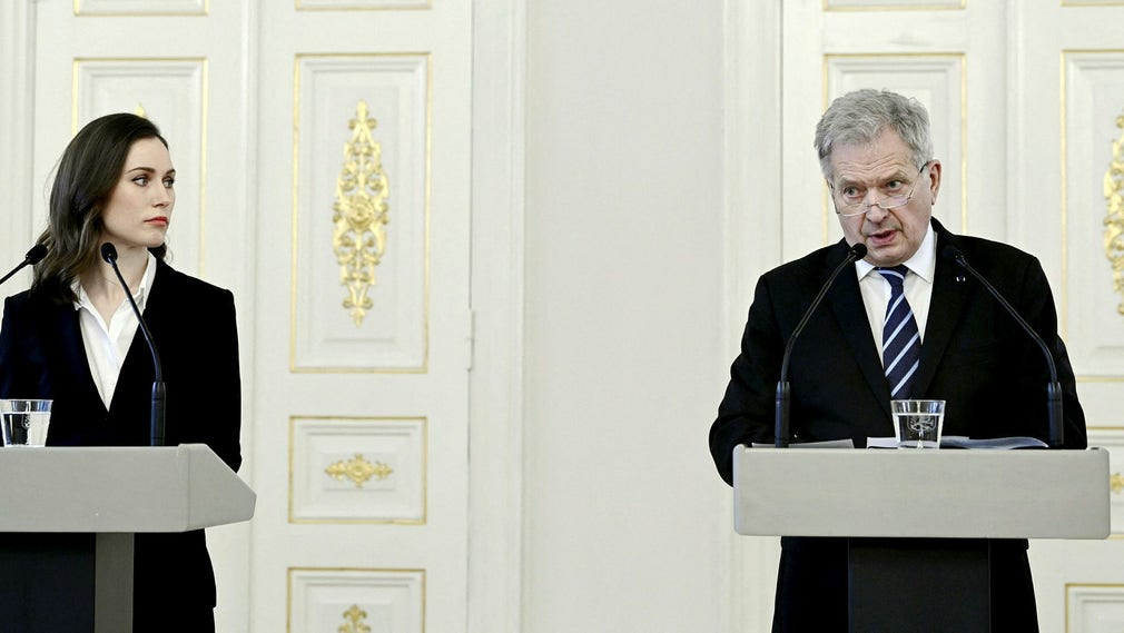 Finlands president Sauli Niinistö och statsminister Sanna Marin på en gemensam presskonferens den 24 februari, samma dag som Ryssland invaderade Ukraina. På torsdagen skrev de ett gemensamt pressmeddelande om att de vill att landet får med i Nato, vilket visar att Sverige bara följer sitt östra grannlands väg, skriver insändarskribenten.