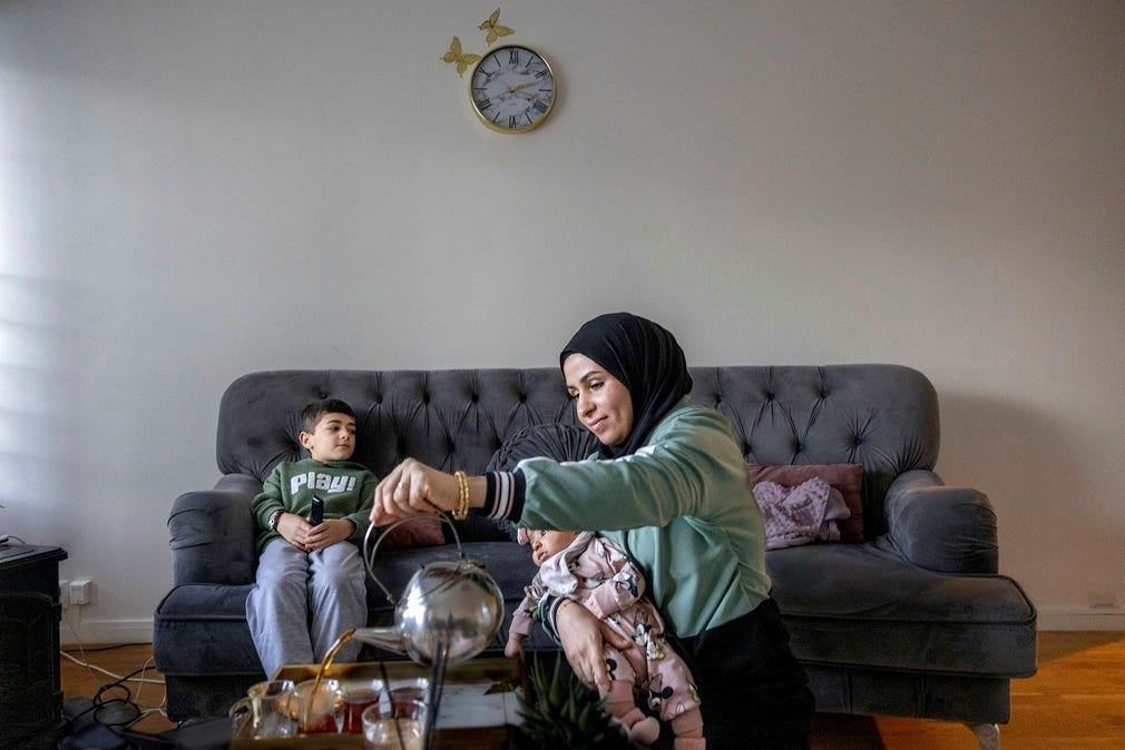 Amar Shammo tror att svenskt medborgarskap skulle föra henne och hennes man ”närmare landet och samhället”. Hon är mammaledig och hemma med lilla Lilav. Hennes plan är att utbilda sig till tandsköterska.