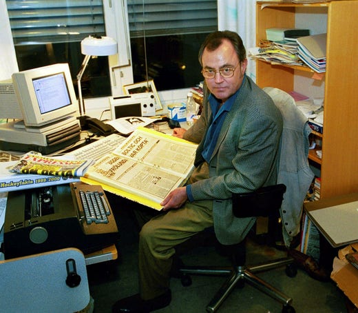 Thomas Malmquist år 2000 med de gamla tidningssidorna som påverkade både idrotts-Sverige, honom själv och hans familj på ett dramatiskt sätt.