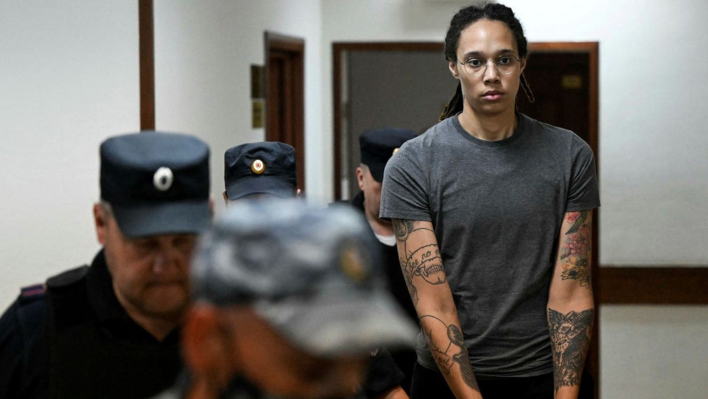 Basketstjärnan Brittney Griner anländer till Khimkidomstolen utanför Moskva.