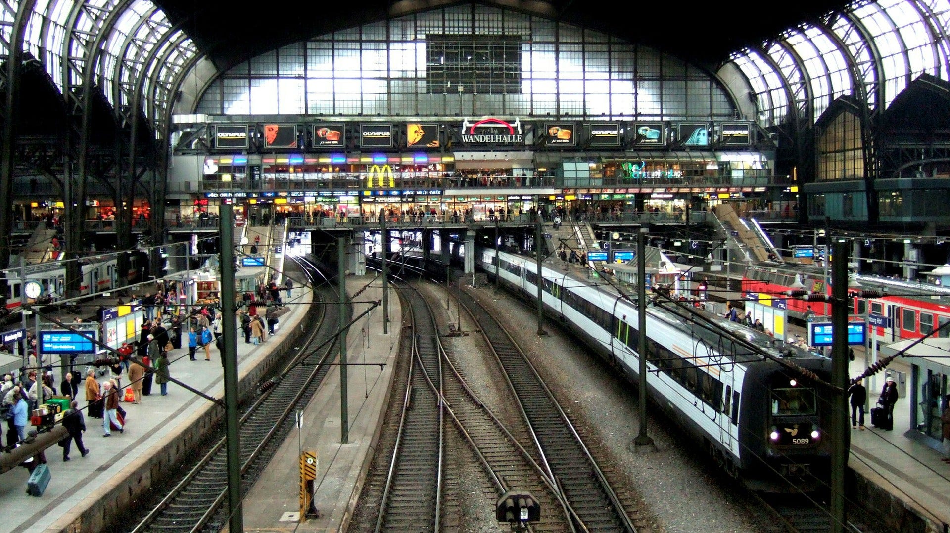 Centralstationen i Hamburg. Så länge man åker längre sträckor i Tyskland är tåget en stor klimatvinst, påpekar insändarskribenten.