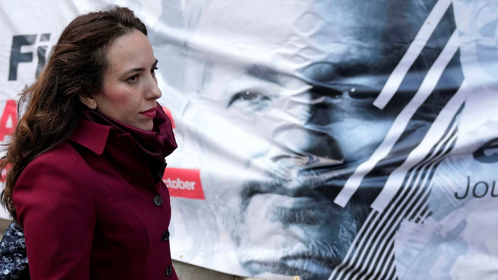 Stella Morris, Julian Assanges partner, framför en bild av Assange under en demonstration i oktober.
