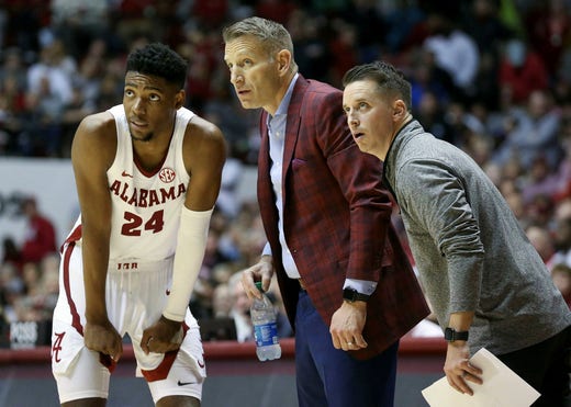 Alabamas huvudtränare Nate Oats (mitten) uttalande om Brandon Miller (vänster) under tisdagen har mötts av skarp kritik.