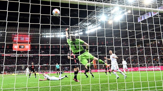 Lukas Hradecky è arrivato al Bayer Leverkusen dall'Eintracht Francoforte, rivale della Bundesliga, nell'estate del 2018. Il portiere 34enne ha anche un record di 91 presenze con la Finlandia.