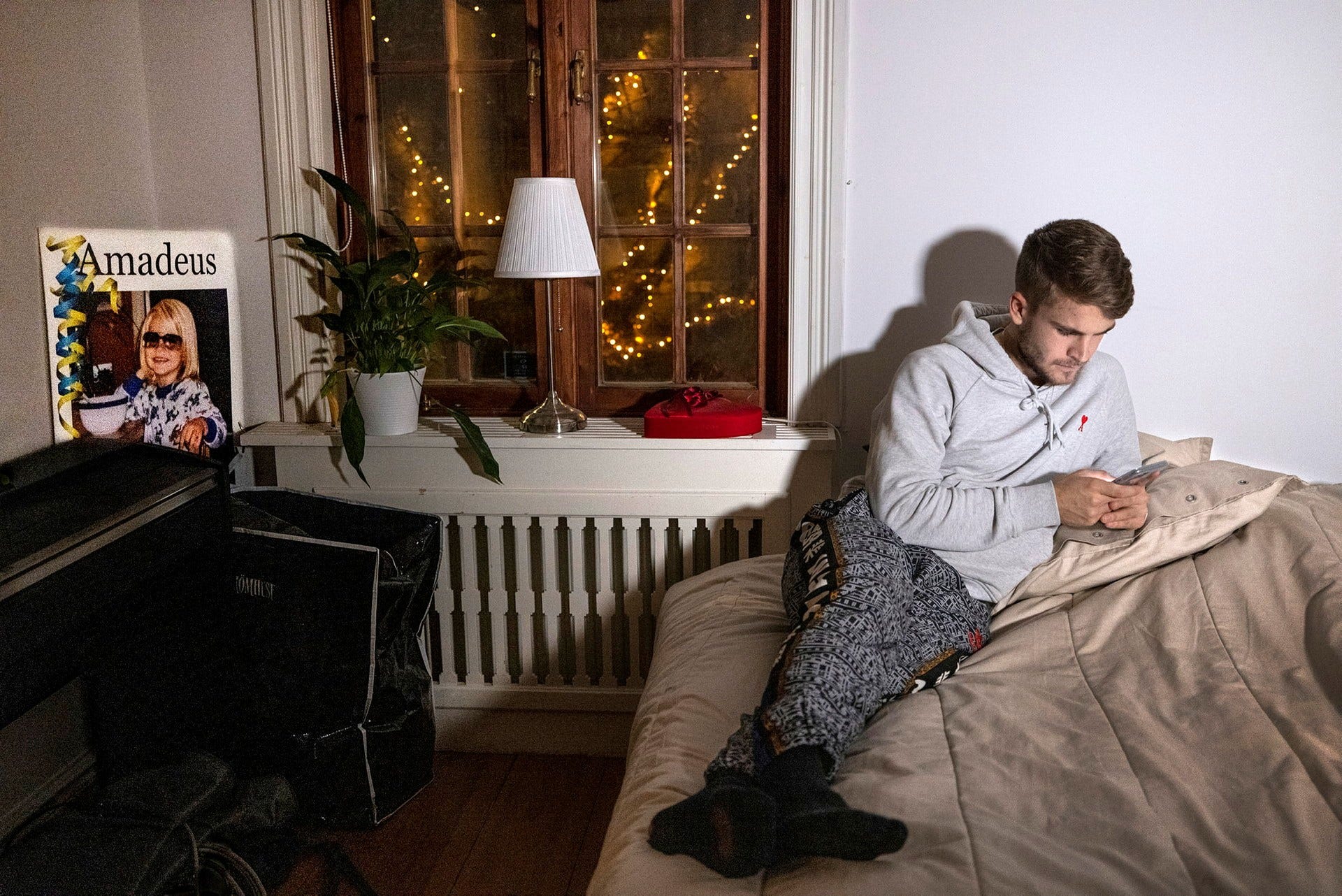 Amadeus har inga minnen av att hans föräldrar befunnit sig i samma rum – med ett undantag: de var båda med vid hans studentfirande.