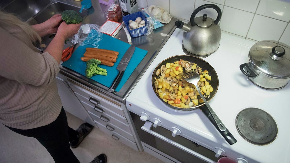Med enkla råvaror som potatis och lök kan man laga billig mat i dyrtider, påpekar insändarskribenten.