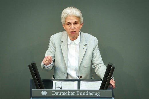 Den liberala politikern Marie-Agnes Strack-Zimmermann är kritisk till förvaltningsdomstolens dom. Domstolen bör skilja på soldaternas privatliv och tjänsteutövning, enligt parlamentsledamoten.