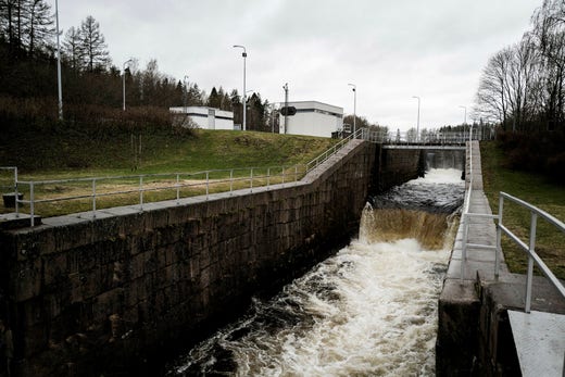 Saimaa-kanalen som går över gränsen till Ryssland är tom på båtar. Den är öppen, men fraktfartygen vill inte ta risken att Ryssland stänger av kanalen som Finland arrenderar delar av.