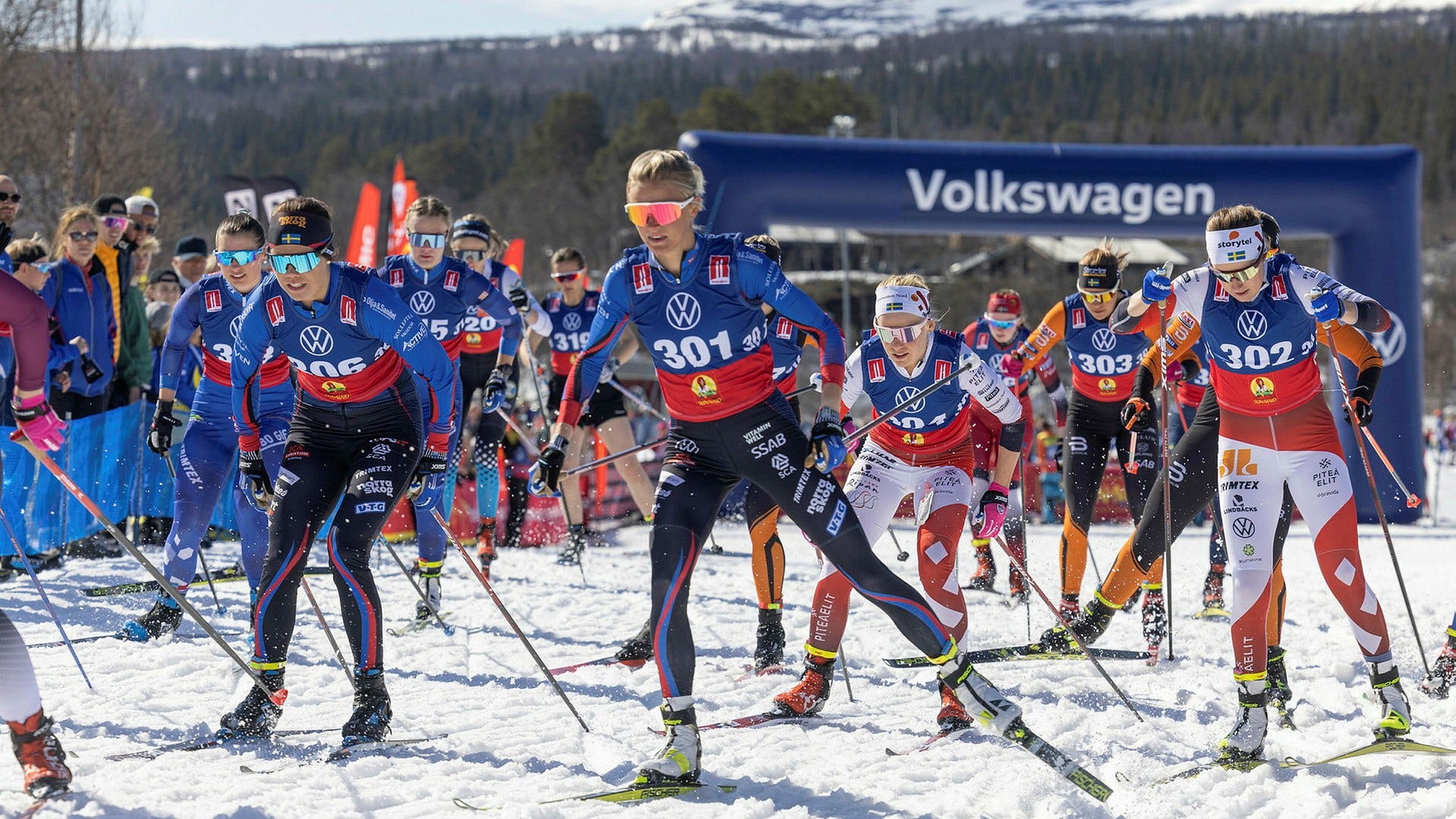 Vårvinter och massor av snö i Bruksvallarna. Då körs säsongens sista tävlingshelg med bland annat Fjälltoppsloppet.