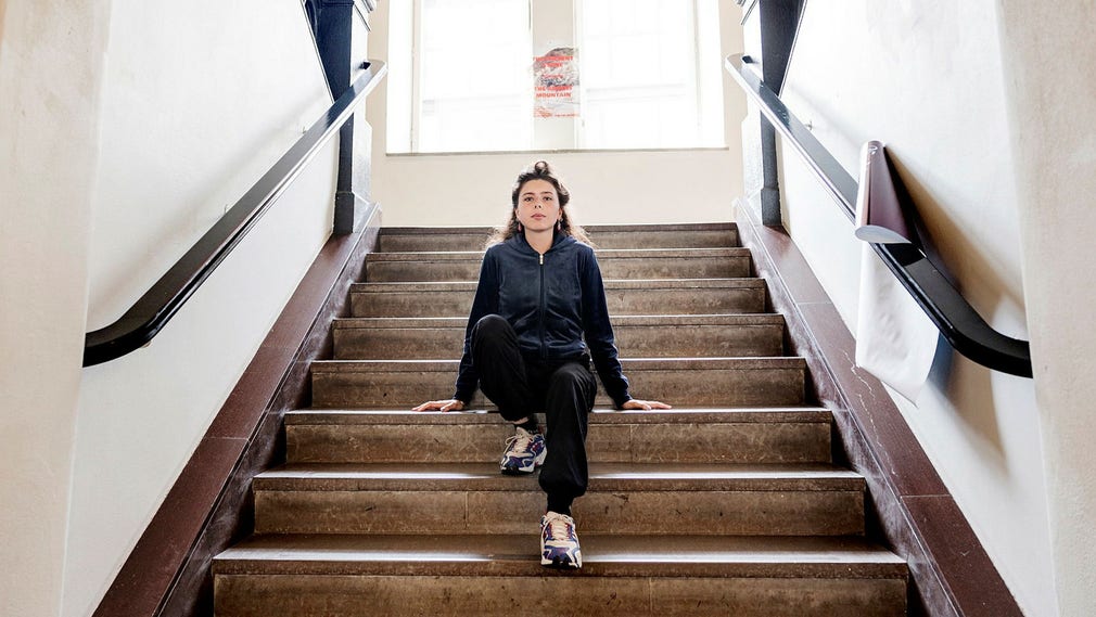 Un nuovo rapporto dell'Associazione degli inquilini mostra che la carenza di alloggi sta facendo esitare più di ogni altro giovane tra i 18 ei 29 anni prima di fare scelte di vita, come mettere su famiglia, iniziare un'istruzione o allontanarsi da casa. Il 25enne Jasmijn Kooijman si è trasferito dodici volte negli ultimi sette anni.