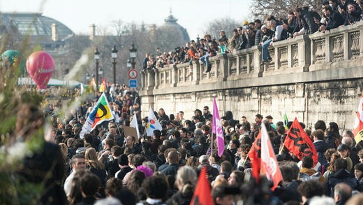 Samlade demonstranter vid Place de la Concorde i Paris.