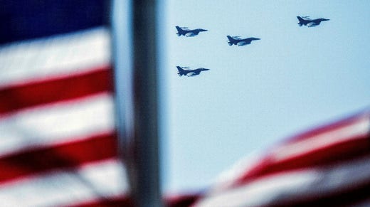 En grupp F-16 över Nationals Park i Washington DC i mars.