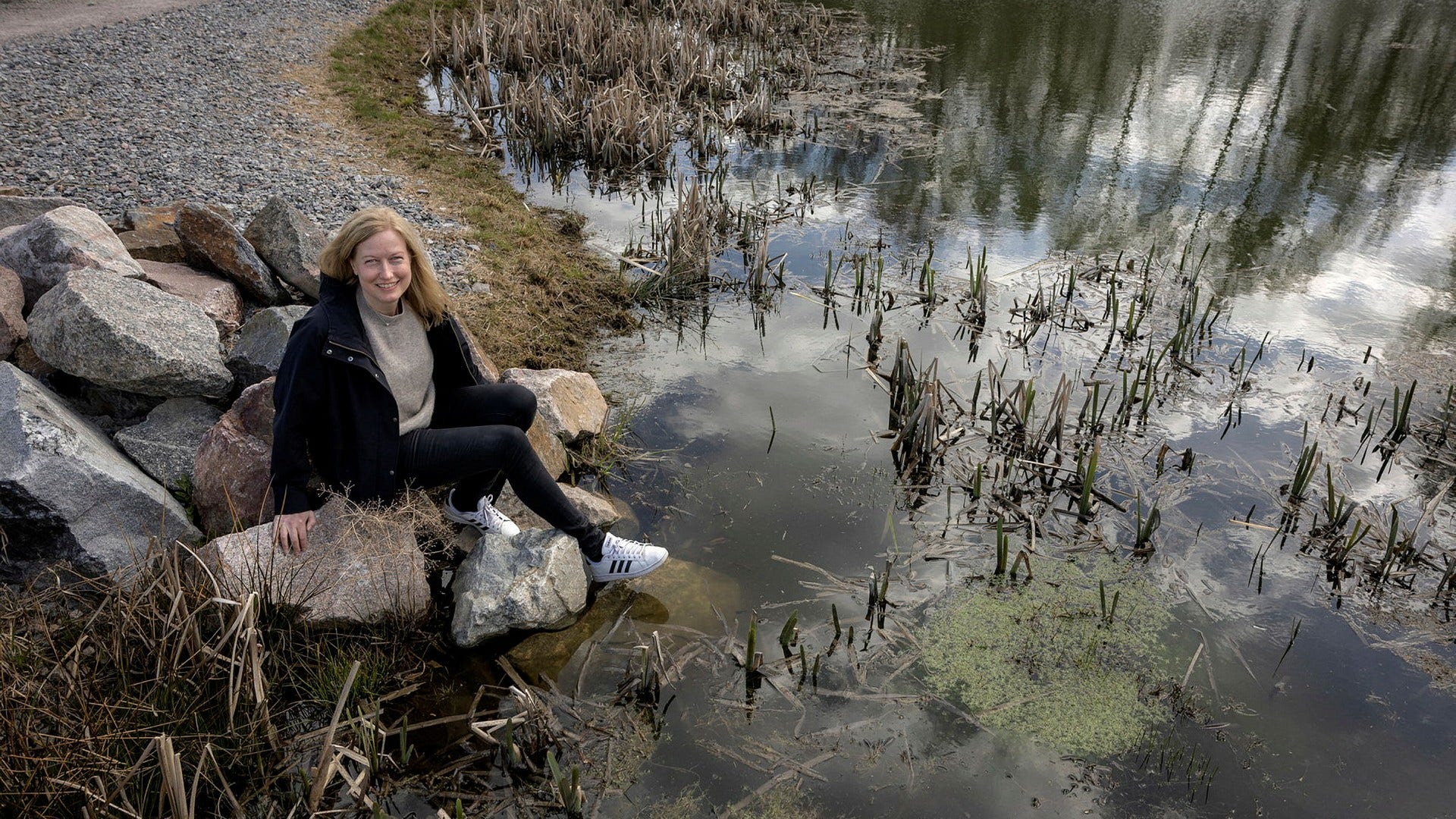 Ärvinge groddamm rymmer både paddor, grodor och mindre vattensalamandrar. Dammen bidrar både till ökad biologisk mångfald och trivsel och minskar klimatpåverkan, säger klimatborgarråd Katarina Luhr (MP).