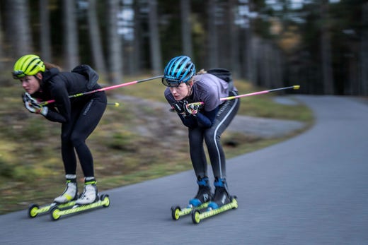 Hanna och Elvira Öberg under ett av många rullskidpass i Östersund under försäsongen.