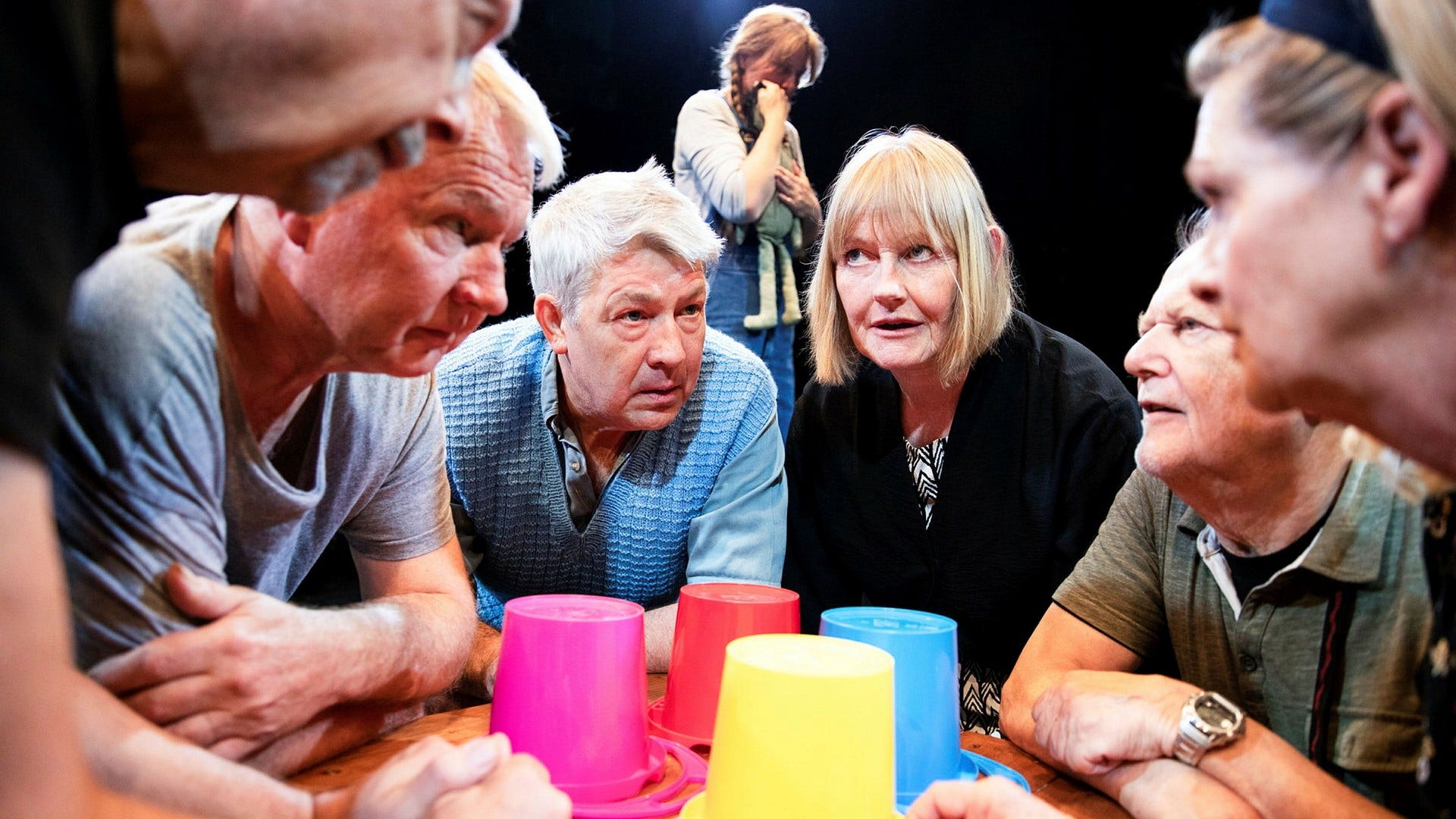 I ”Sandlådan” på Folkteatern i Göteborg spelas barnen genomgående av äldre män och kvinnor, medan föräldrarna gestaltas av yngre skådespelare.