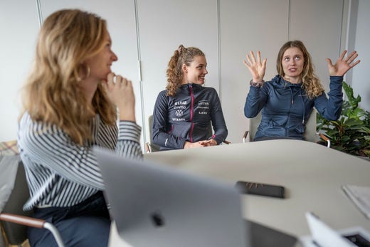 ”Tankarna hinner komma inför stående, att ’oj, nu ska jag in och skjuta för OS-guld – själv’”, säger Elvira Öberg, längst till höger.
