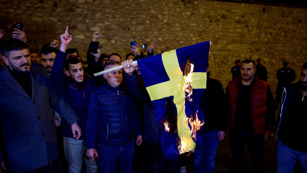 Människor protesterade utanför det svenska konsulatet i Istanbul mot att Sverige tilllåtit koranbränning och demonstrationer mot president Erdogan.