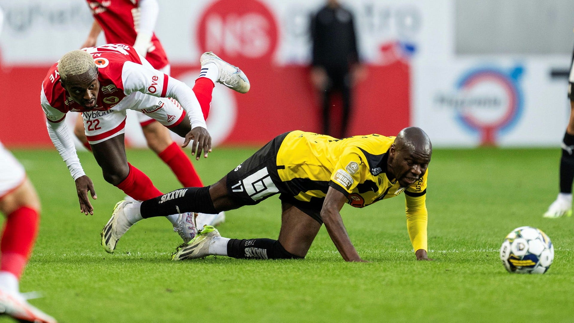 Kalmars Axel Lindahl och Häckens Edward Chilufya.