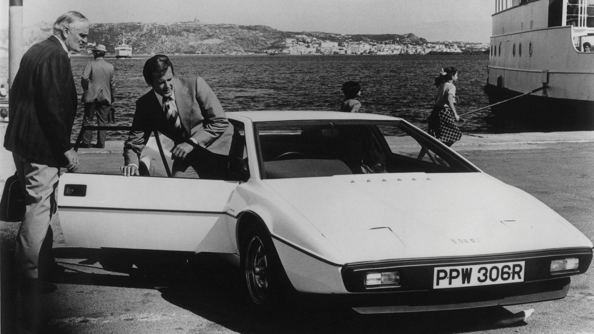 James Bond, spelad av Roger Moore, kliver in i sin vita Lotus Esprit S1 i filmen ”Älskade spion” från 1977. Q, materialansvarig och uppfinnare hos MI6, ser till att agenten förstår hur han ska hantera ubåtsbilen.