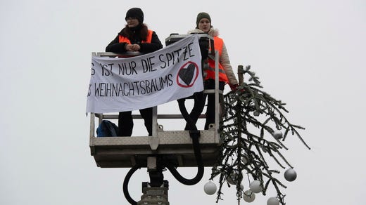 The Christmas tree in front of the Brandenburg Gate is 15 meters high, a common motif in photos taken by tourists in front of the monument during the month of December.