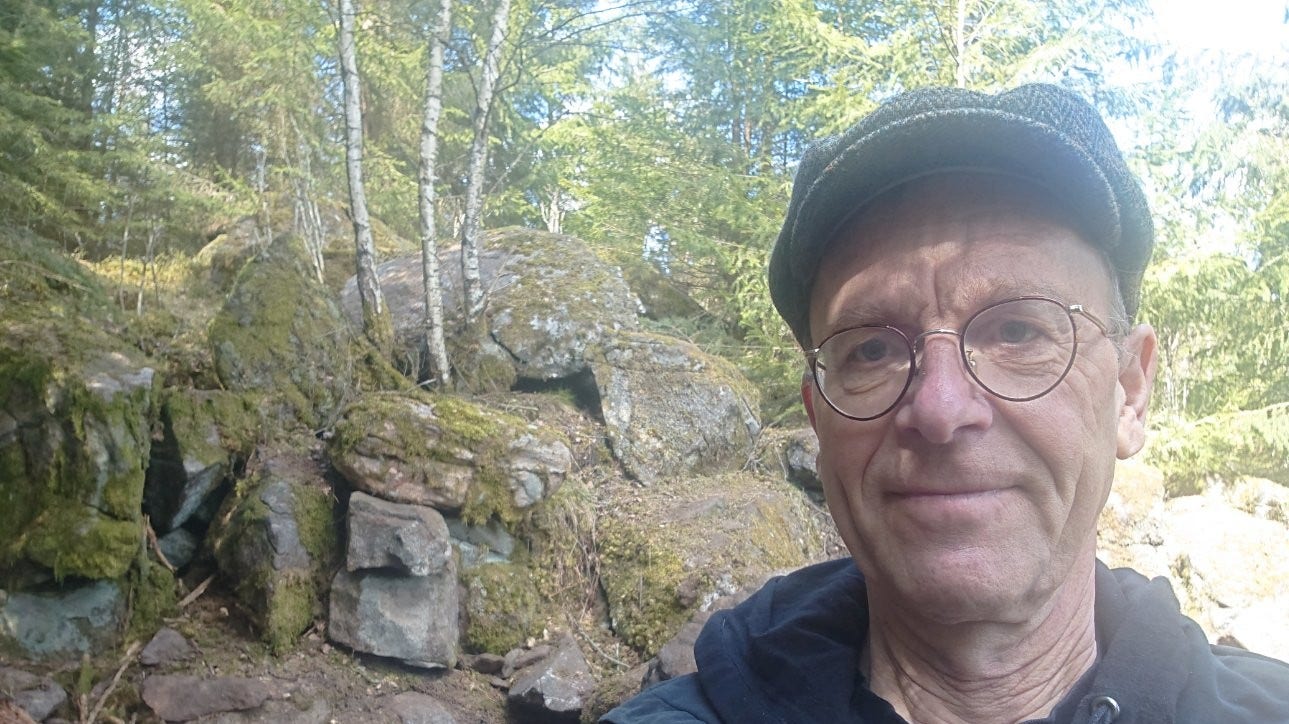 Tomas Karlsson framför platsen där han hittade bronsåldersskatten i Alingsås.
