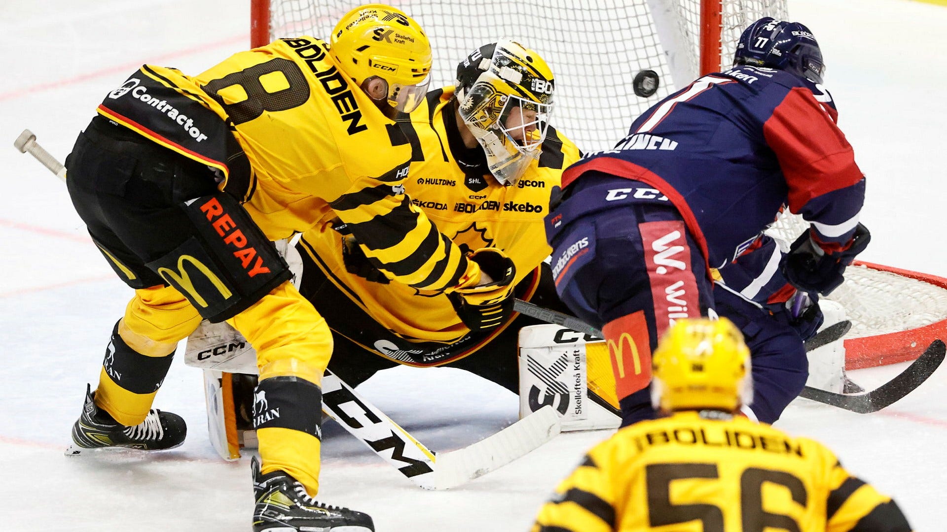 Skellefteås målvakt Linus Söderström byttes ut efter att ha släppt in fyra mål med halva tiden spelad.