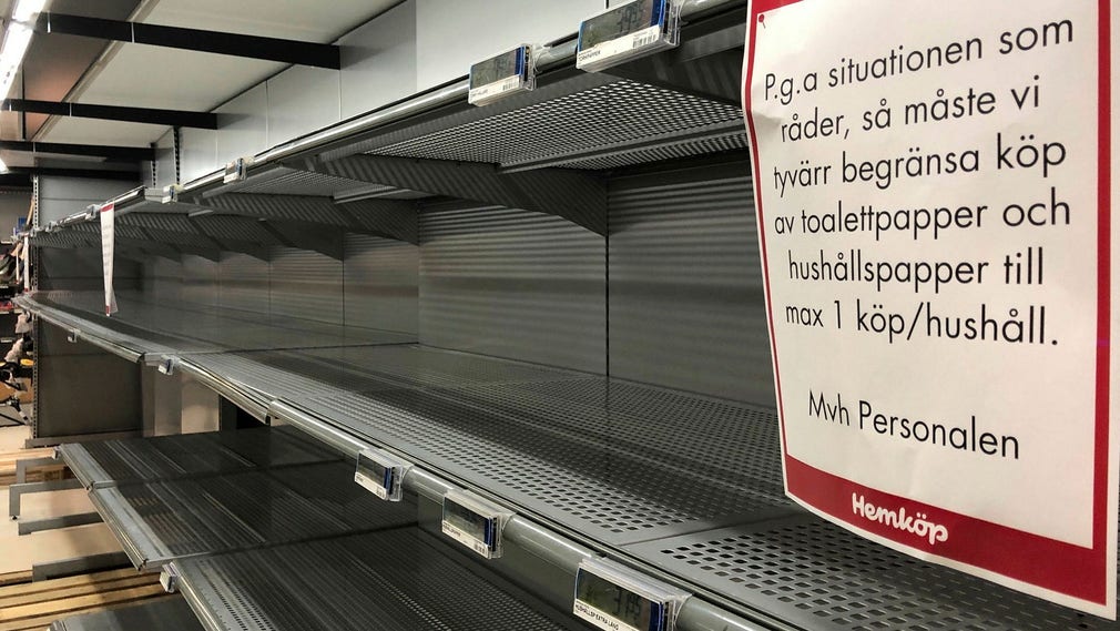Tomma hyllor på toapapper i början på pandemin i en mataffär i Stockholm. En liknande situation skulle kunna uppstå om ett pristak på vissa matvaror skulle införas, menar Liberala studenter i ett svar på en insändare av S-studenter.