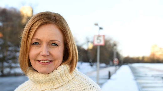 Näringslivs-vd:n Elisabeth Thand Ringqvist (C) tar sig in i riksdagen.
