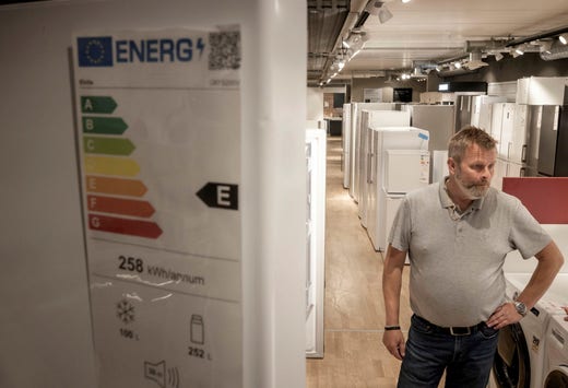 På kylskåpet sitter den nya energimärkningen där den gamla A+skalan är ersatt med betygen A till G. Janne Andersson är delägare på Elon Barkarby.