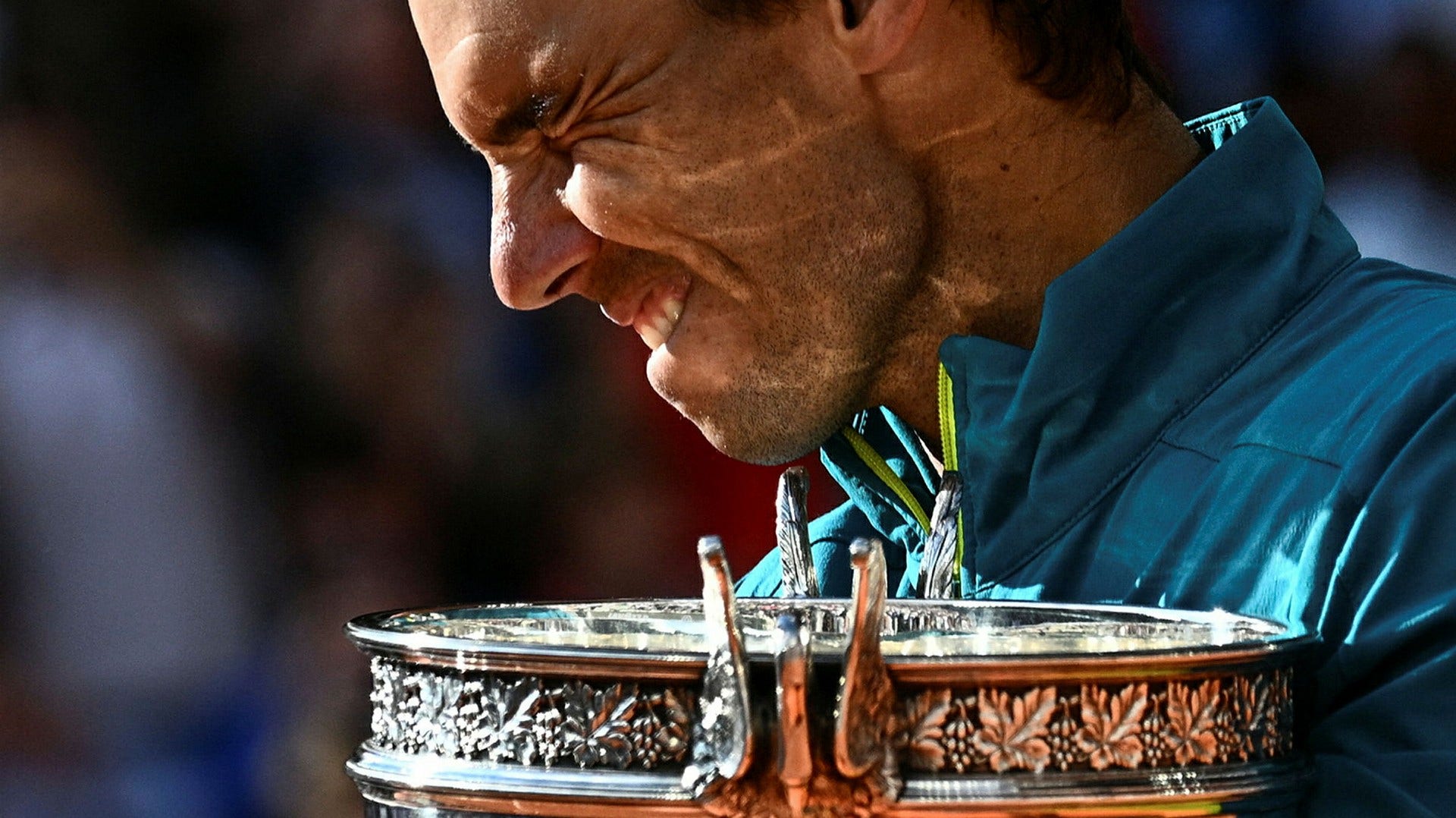 Rafael Nadal med vinnartrofén i Paris förra året.