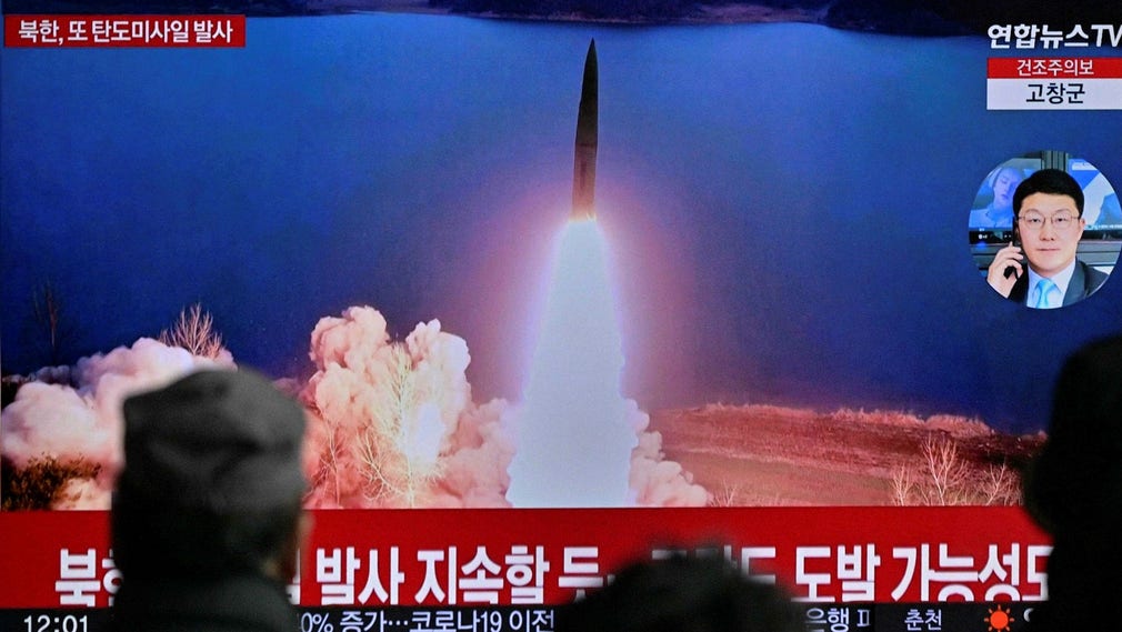 I en tv-sändning i Seoul i Sydkorea på söndagen visas arkivbilder från robottester i Nordkorea.