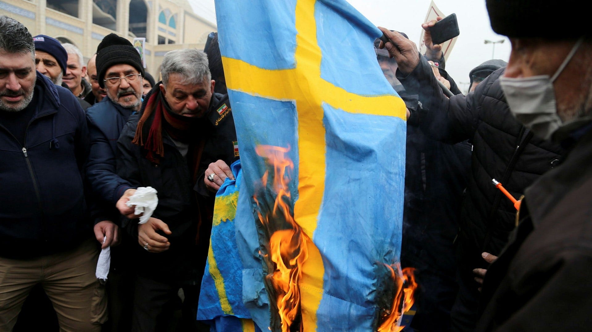 Den svenska flaggan bränns i Iran den 27 januari.