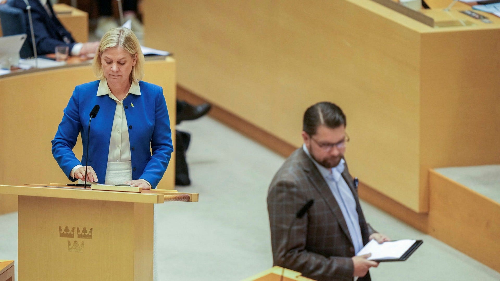 Magdalena Andersson (S) och Jimmie Åkesson (SD) under riksdagens partiledardebatt.