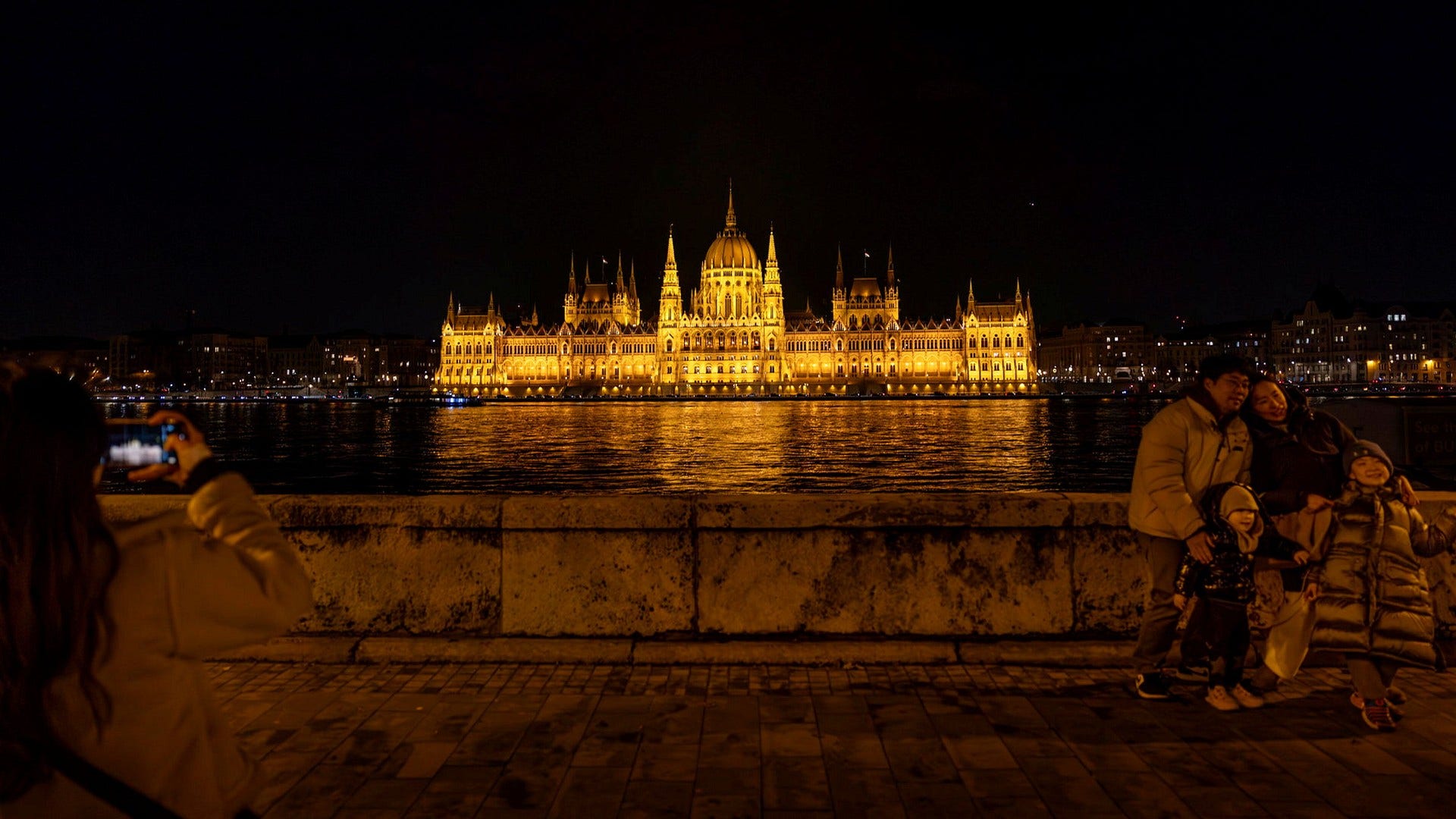 Parlamentsbyggnaden i Budapest, Országház, invigdes 1902 när Ungern var en del av dubbelmonarkin Österrike-Ungern. Nu ska Sveriges framtid avgöras här.