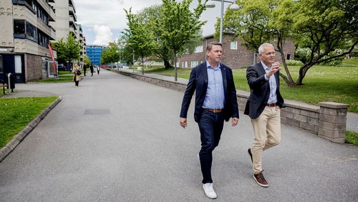 Till höger S-ledaren i Göteborg Jonas Attenius, till vänster S partisekreterare Tobias Baudin. Bilden från ett besök i den ”särskilt utsatta” stadsdelen Hjällbo i våras.